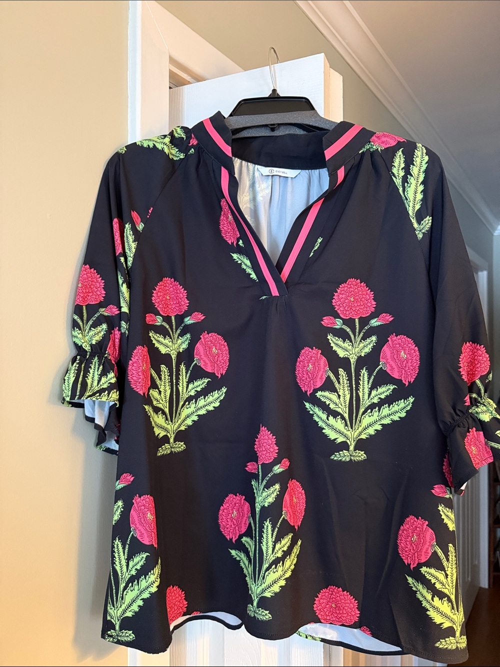 Cicy Bell Women's Floral V-Neck Top - Black with Pink & GreenFlowers Sz.L